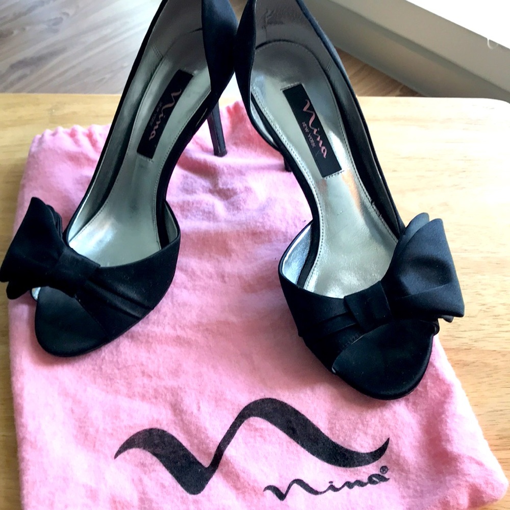 Classic black peep toe Nina heels!